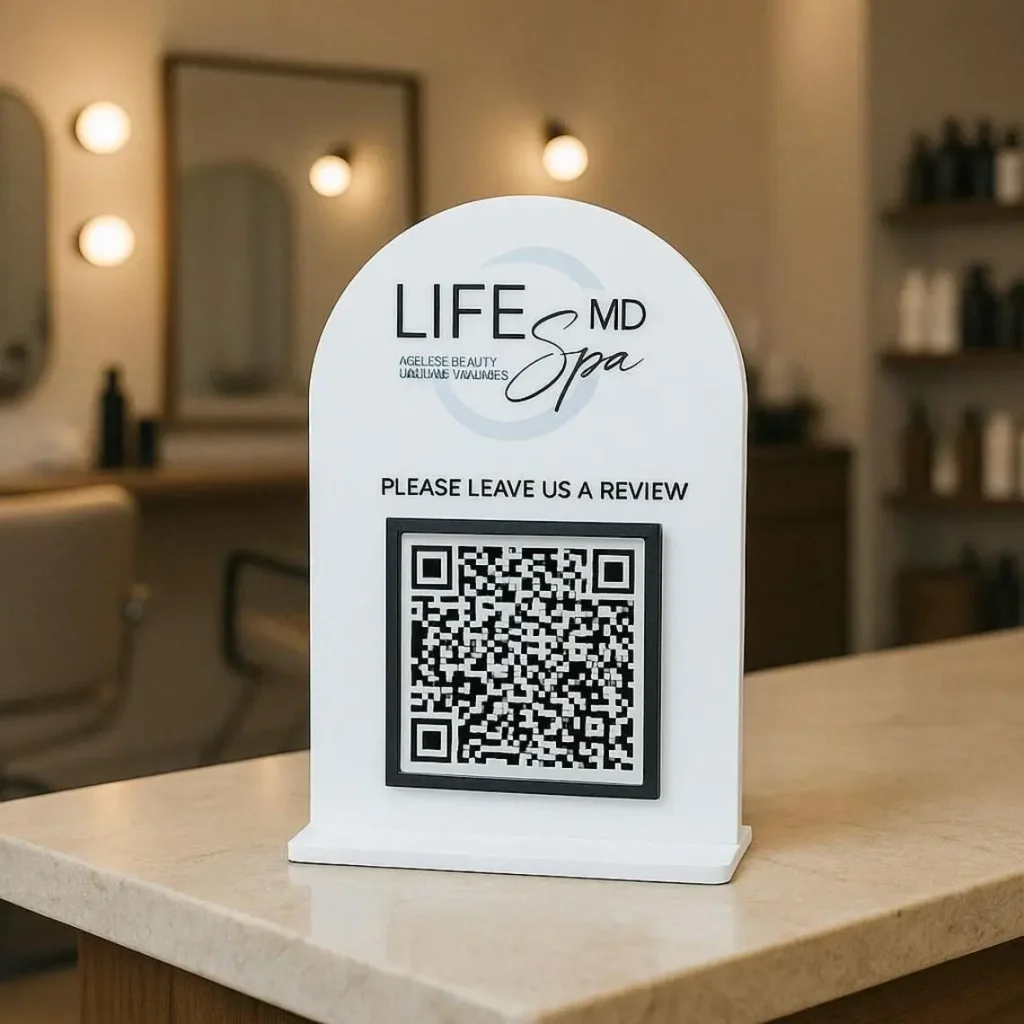 Papan ulasan dengan kode QR