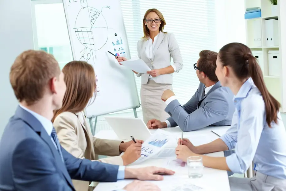 Kenapa Bisnis Tidak Berkembang Meski Produknya Bagus? Rapat bisnis presentasi grafik bisnis