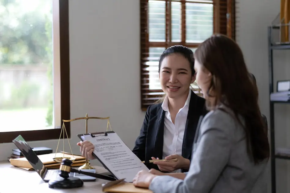 Strategi Channel Marketing untuk Tingkatkan Lead Bisnis Pengacara wanita membahas kontrak klien